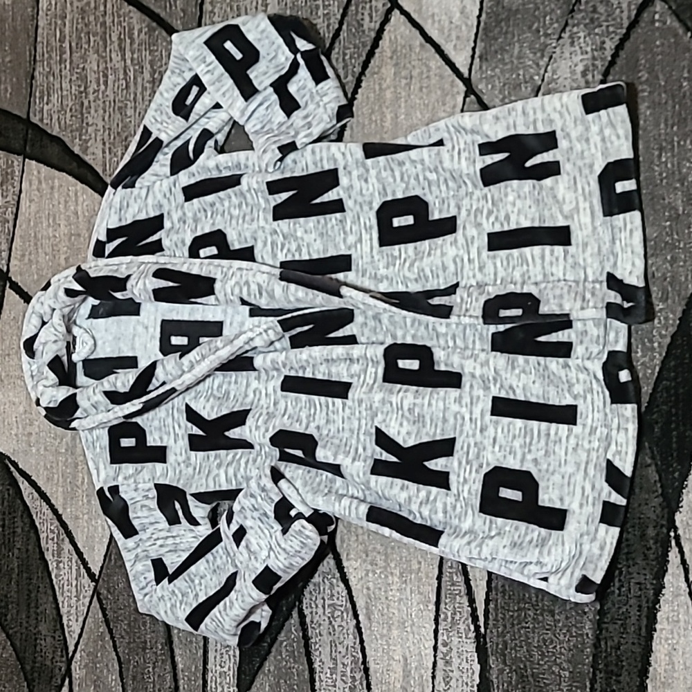 VS PINK 2018 FAUX-FUR GRAY BLACK LOGO PATTERN SLEEPWEAR ROBE